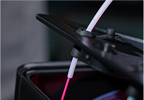 3. Inserire il filamento: Far passare il filamento attraverso i fori di alimentazione o i tubi in PTFE.
